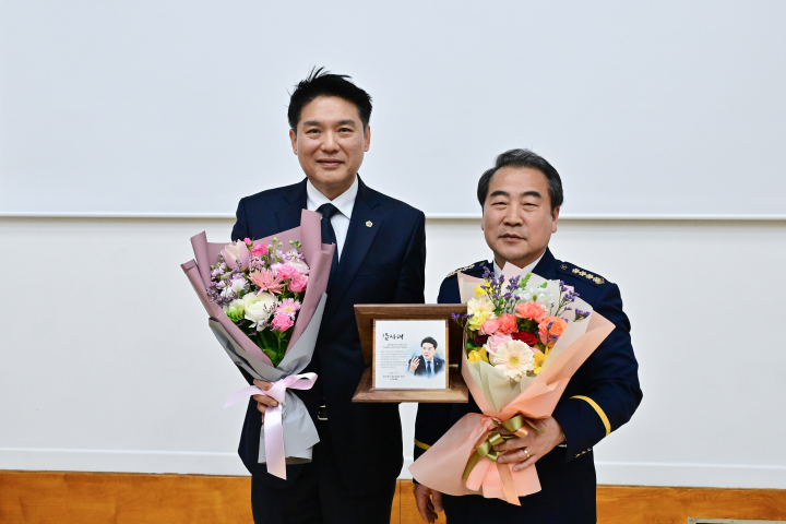 김길영 시의원(왼쪽), 강남구 의용소방대 감사패 받아. [사진=서울시의회]