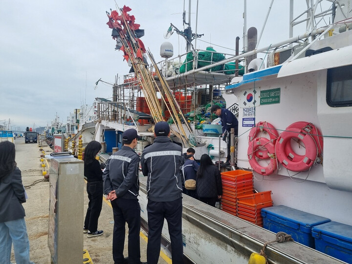 전남 여수시가 25일 국동항 일원에서 관계기관과 합동 어선 안전점검을 실시했다. [사진=여수시] 