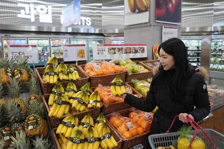 롯데마트 제타플렉스 서울역점 농산 매장에서 바나나를 구매하고 있는 모습. [사진=롯데마트]