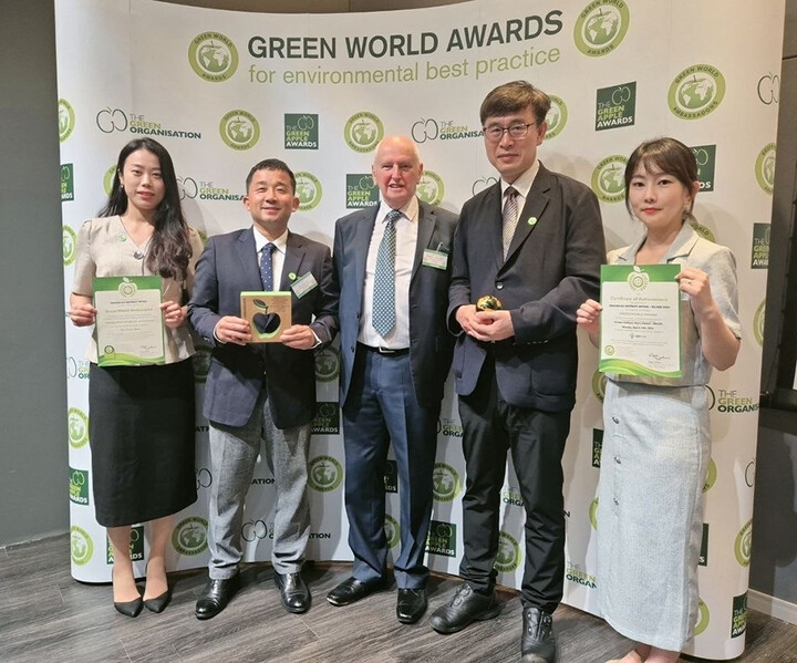 김태명 서초구 부구청장(왼쪽 네 번째)이 26일(현지시각 25일) 브라질 상파울루에서 열린 ‘그린월드어워즈(Green World Awards)’에서 은상을 수상하고 관계자들과 기념촬영을 하고 있다.