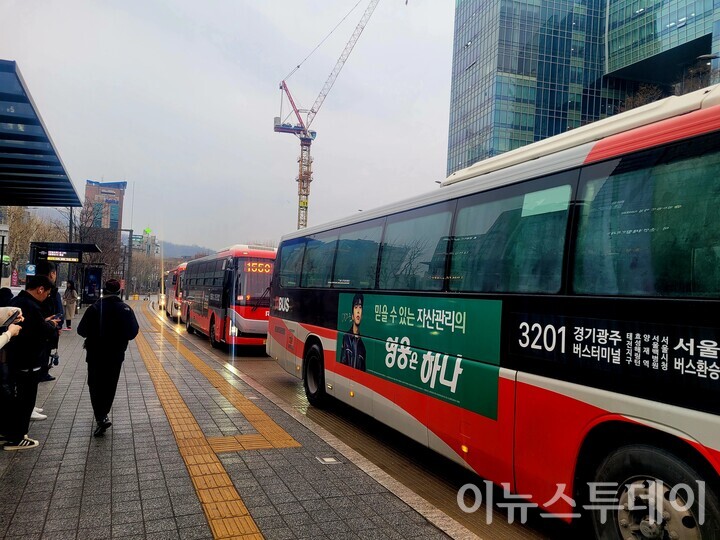 서울 시내버스 파업으로 인해 양재역 인근 버스정류장에 광역버스만 늘어서 있다.  [사진=김종효 기자]