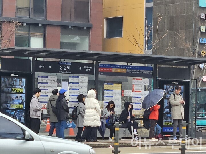 오지 않는 버스를 기다리는 시민들서울 시내버스 노조가 12년 만에 총파업에 돌입한 28일 오전 서울 서초구의 한 버스정류장에서 시민들이 오지 않는 버스를 하염없이 기다리고 있다. [사진=염보라 기자]