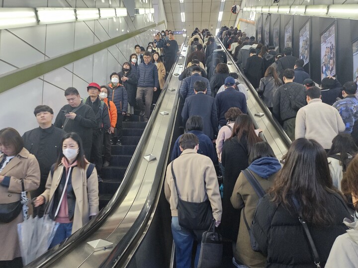 서울시내버스 파업으로 출퇴근 승객이 지하철로 몰려 고속터미널역이 붐비고 있다. [사진=주다솔 기자]