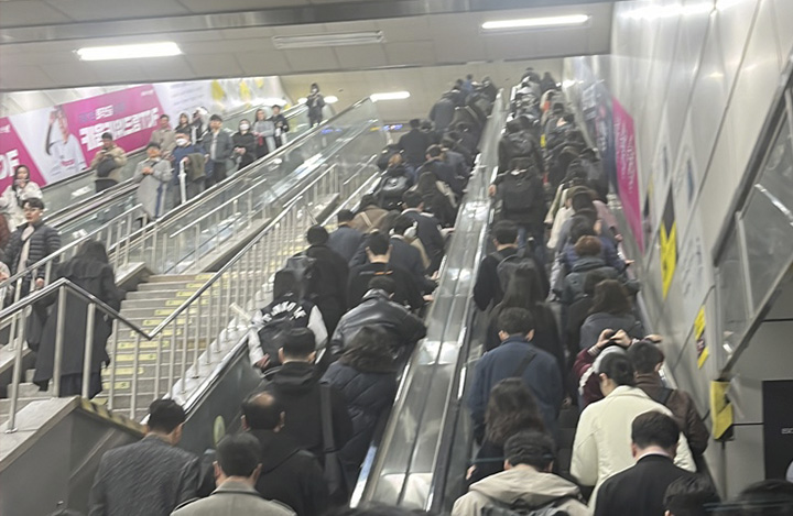 지하철을 타러 시민들이 분주하게 발걸음을 옮기고 있다.  [사진=성영주 기자]
