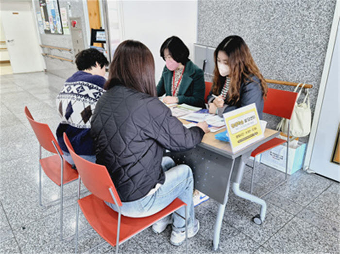 ‘평생학습상담활동가’들이 정관도서관에서 평생학습 상담을 진행하고 있다 [사진=기장군]