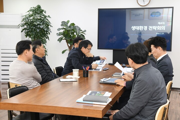 김동근 시장이 3월 27일 시장실에서 ‘제4차 생태환경 전략회의’를 진행하고 있다. [사진=의정부시]