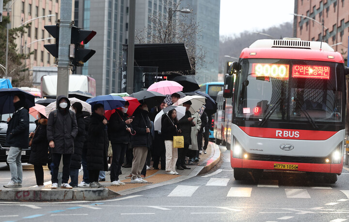 지난달 5일 경기도서 승차한 광역버스 이용객들이 하차해 보행 신호를 기다리고 있다. [사진=연합뉴스]