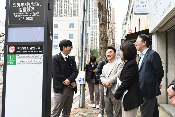 김동근 시장이 3월 28일 의정부지방법원·검찰청 앞 정류소에서 1-7번 시내버스를 기다리는 학생들과 이야기를 나누고 있다. [사진=의정부시]