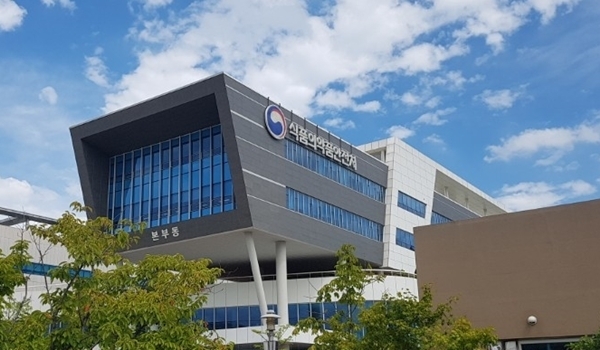 김유미 식약처 차장이 세포배양식품 개발업체 현장 방문을 진행했다. [사진=식약처]