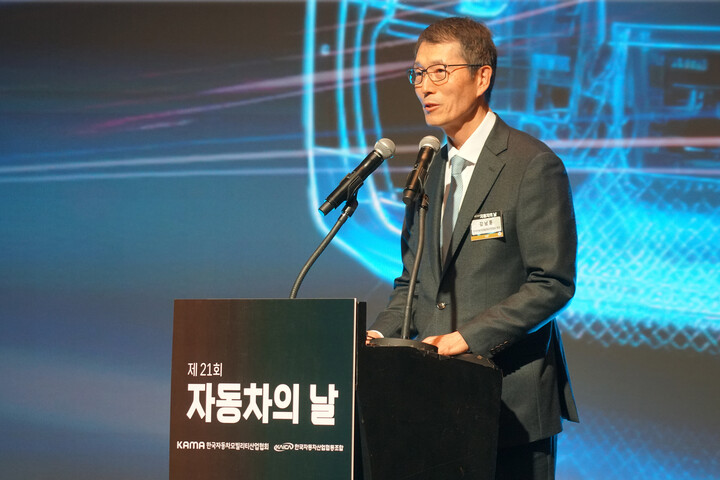 강남훈 회장이 9일 JW메리어트호텔 그랜드볼룸에서 열린 제21회 자동차의 날 기념행사에서 기념사를 하고 있다. [사진=안경선 기자]