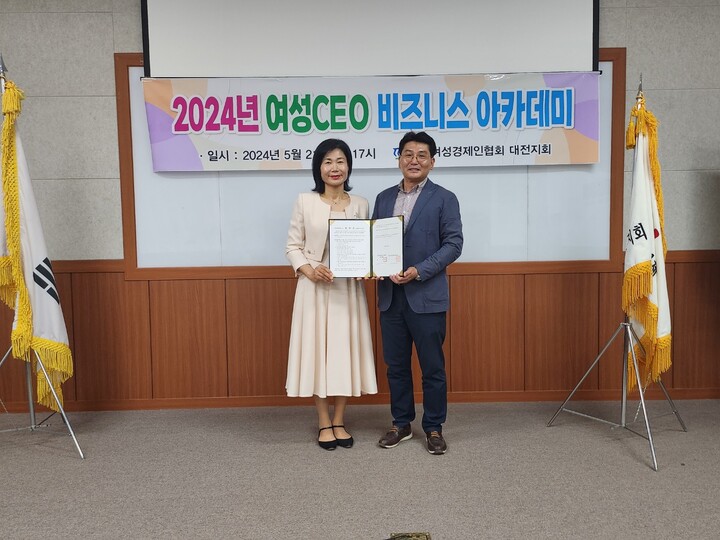 최석화 지회장(왼쪽)과 강태구 학과장. [사진=건양사이버대학교]
