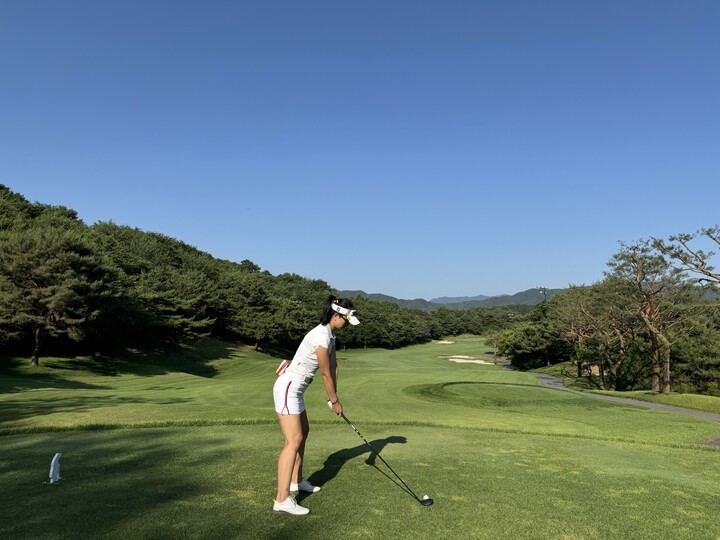 우드로 티샷을 할 경우 숏티를 꽂고 치면 편하다. [사진=이효선의 e골프아카데미]