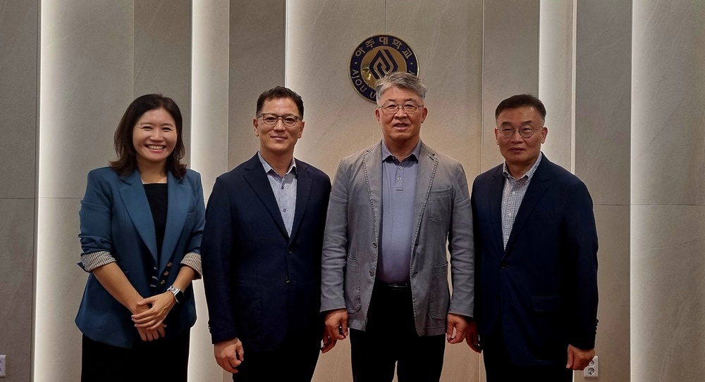 최기주 아주대학교 총장과 조직위원회 관계자들이 위촉장 수여 후 기념 사진을 촬영하고 있다. [사진=수원특례시]