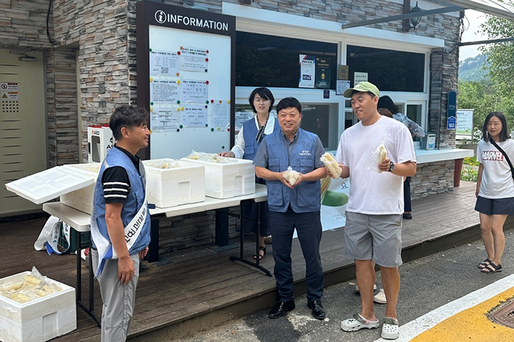 지역 농산물 나눔 행사 [사진=평창군시설관리공단]
