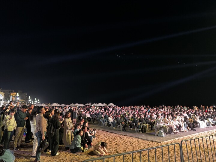 지난 24일부터 4일간 강릉커피거리 및 송정솔밭에서 열린 제16회 강릉커피축제장에서 방문객들이 축제를 즐기고 있다. [사진=강릉시]