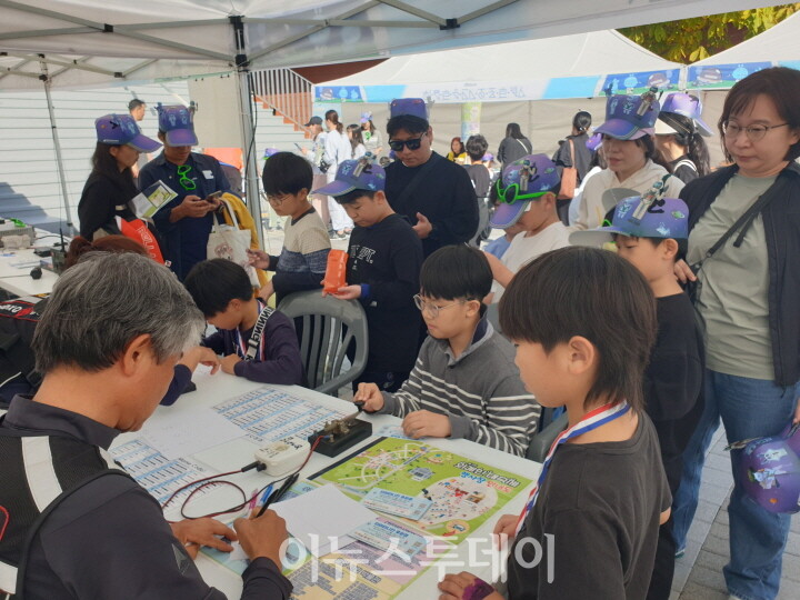 Alien Grand Festival Experience Booth