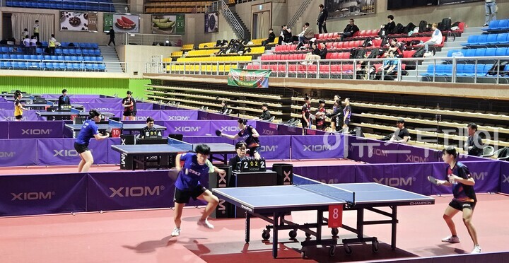 제8회 한국중·고등학교 탁구최강전 겸 2025년도 청소년 상비군 선발전이 오는 7일부터 12일까지 6일간 제천체육관에서 개최된다. 사진은 지난 ‘제62회 전국 남⋅녀 중⋅고 학생종별 탁구대회‘에 출전한 선수들의 경기 모습.[사진=이용준 기자]