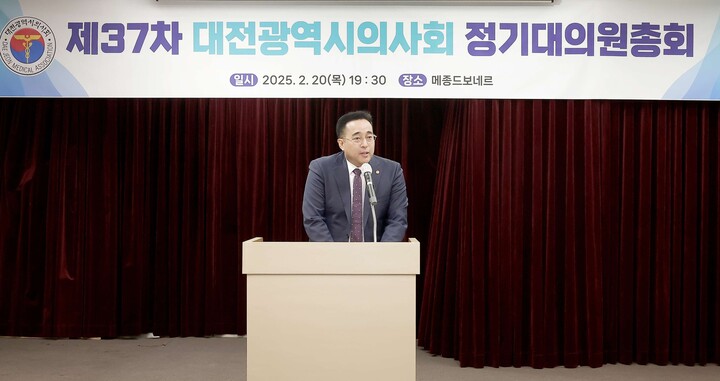 대전광역시 의사회 정기 대의원 총회에 참석한 김영삼 부의장이 인삿말을 하는 모습. [사진=대전시의회]