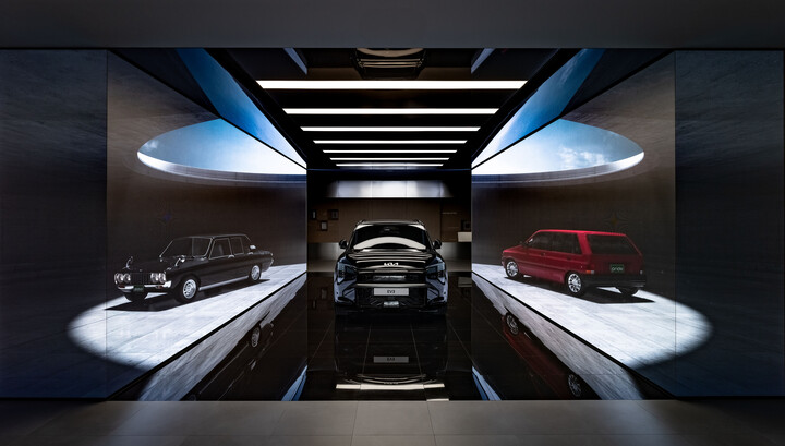 기아 오토랜드 광명의 헤리티지를 EV3로 이어받아 앞으로 나아가는 메시지를 담은 브랜드관 히어로존. [사진=기아]