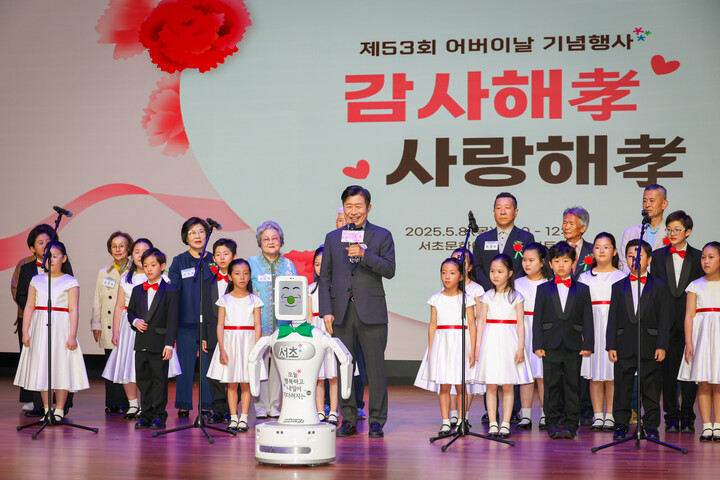 ‘사랑해孝 감사해孝’ 어버이날 기념행사에서 전성수 구청장(가운데)이 인사말을 하고 있다. [사진=서초구]
