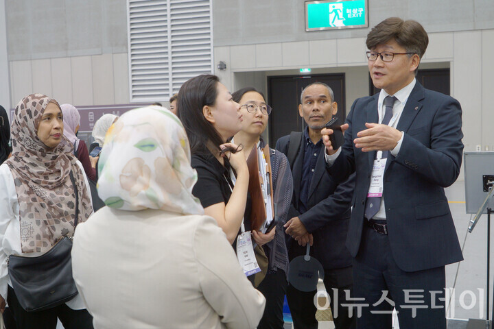 강상철 대표가 지앤티솔루션 부스를 방문한 외국 바이어들에게 기술을 전달하고 있다. [사진=안경선 기자]