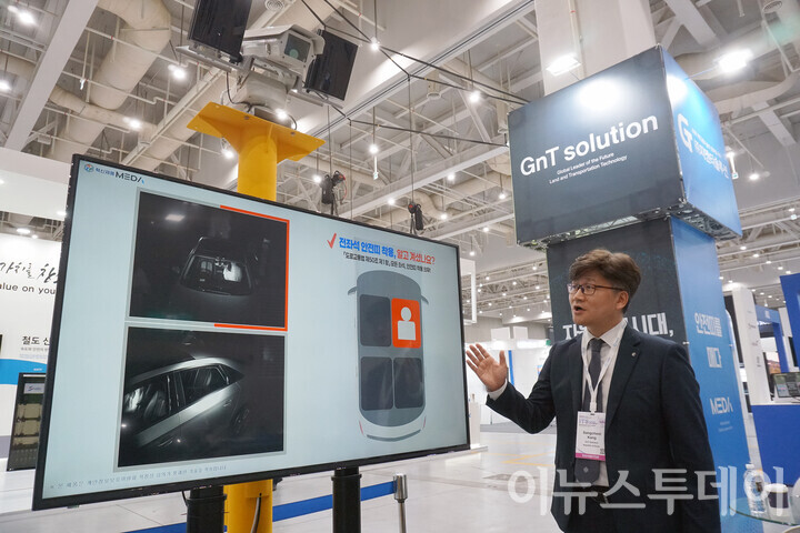 안전띠를 매지 않은 좌석을 알려주는 ‘매다’의 기술을 설명하고 있다. [사진=안경선 기자]