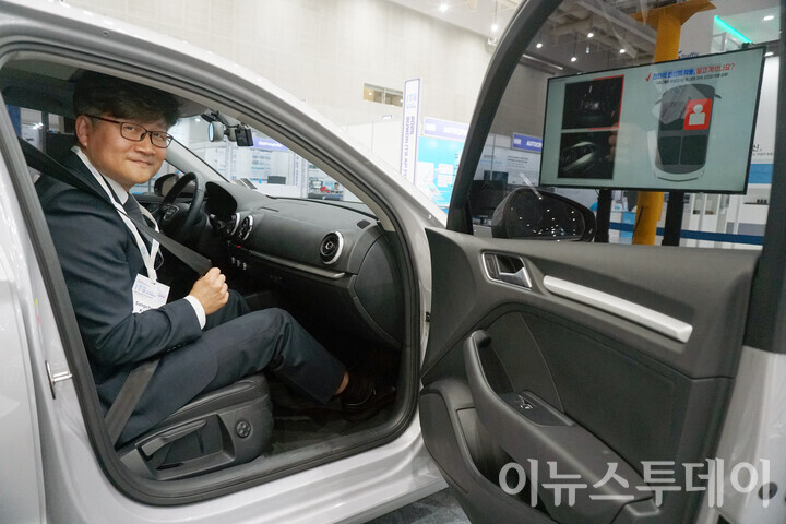 강 대표가 직접 ‘2025 수원 ITS 아태총회’ 지앤티솔루션 부스에 설치된 자동자에 탑승해 AI 기반 시스템 ‘매다’와 ‘새다’를 시연하고 있다. [사진=안경선 기자]