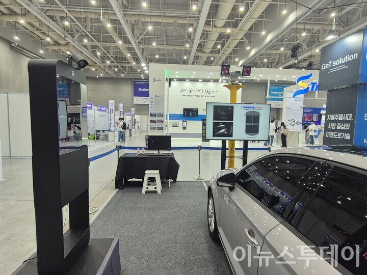 전방과 좌측에 설치된 새다·매다 장치. [사진=김진영 기자] 