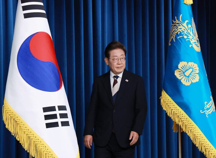 이재명 대통령이 4일 서울 용산 대통령실 청사에서 열린 인사브리핑에 입장하고 있다. [사진=연합뉴스]