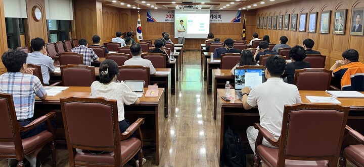 포항상공회의소는 경북지속가능발전협의회와 공동으로 지난 7일부터 14일까지 3회에 걸쳐 포항상의 2층 회의실에서 「중소기업 ESG 아카데미」를 개최했다. [사진=포항상공회의소]