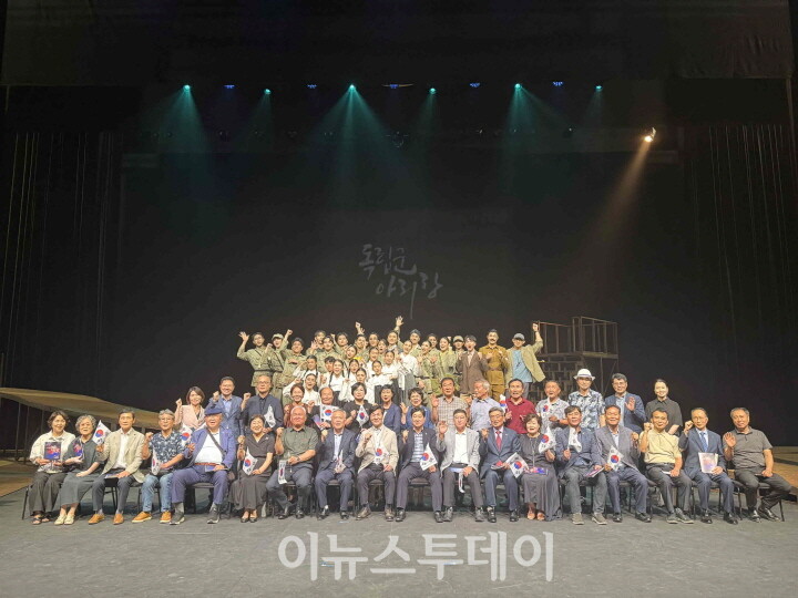 지난 17일 부산문화회관 대극장에서 열린 창작 뮤지컬 ‘독립군 아리랑’ 공연을 마치고 공연관계자들이 기념 촬영을 하고 있다.[사진=밀양시]