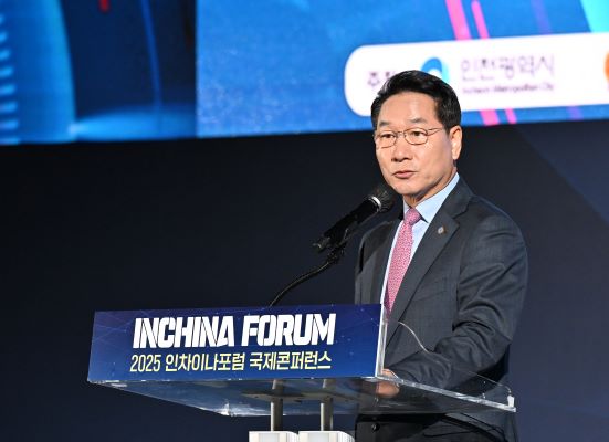 유정복 시장,  2일 송도컨벤시아에서 열린 '2025 인차이나포럼'에서 '전환의 시대, 세계와 한중관계 그리고 인천'을 주제로 기조연설을 하고 있다. [사진=인천시]