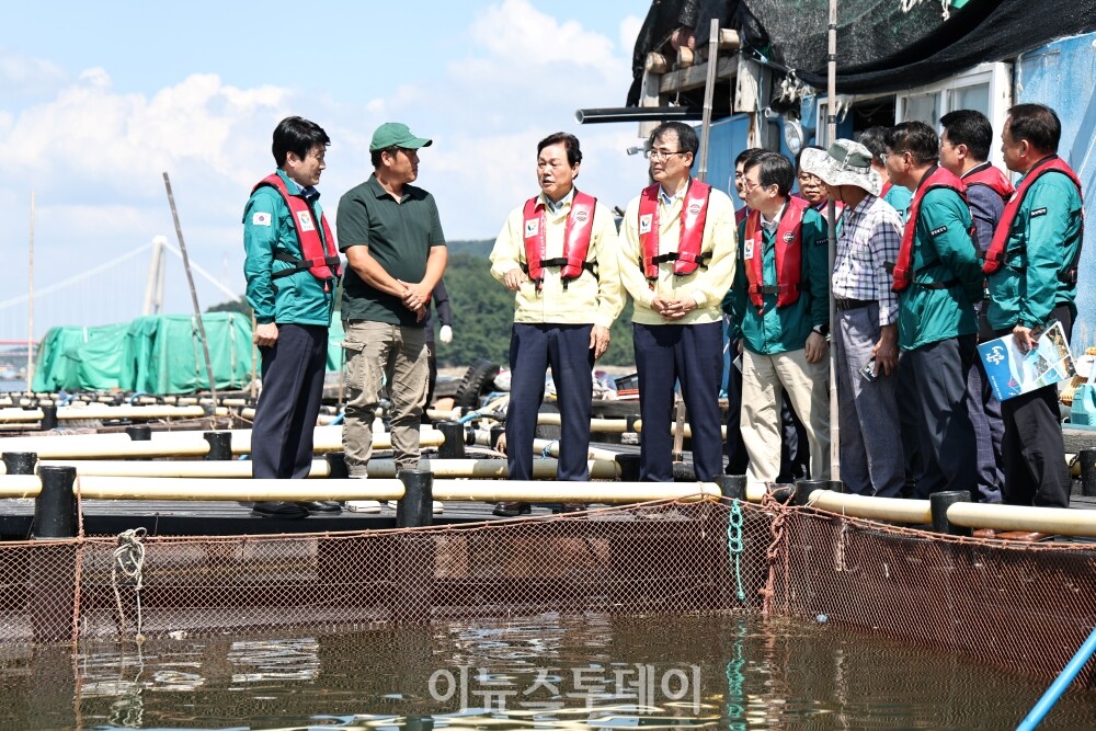 박완수 경남도지사(사진 왼쪽에서 세 번째), 적조 대응 현장 긴급 점검 [사진=경상남도]
