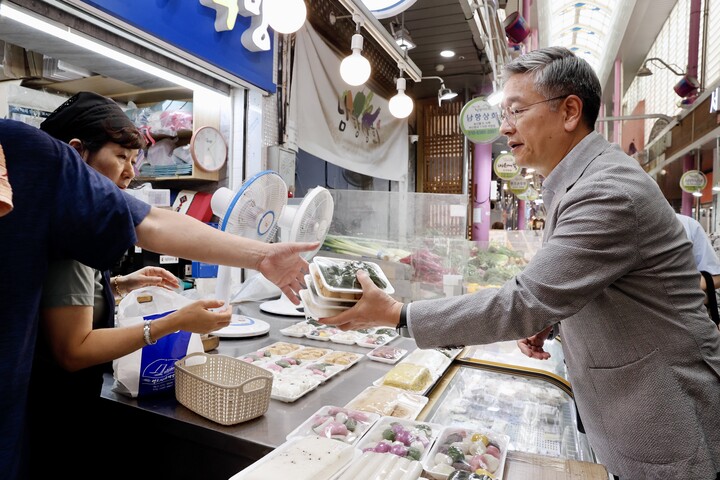 김종호 기술보증기금 이사장(오른쪽)이 8일 영도남항시장에서 장을 보며 시장상인과 소통하고 있다. [사진=기술보증기금]