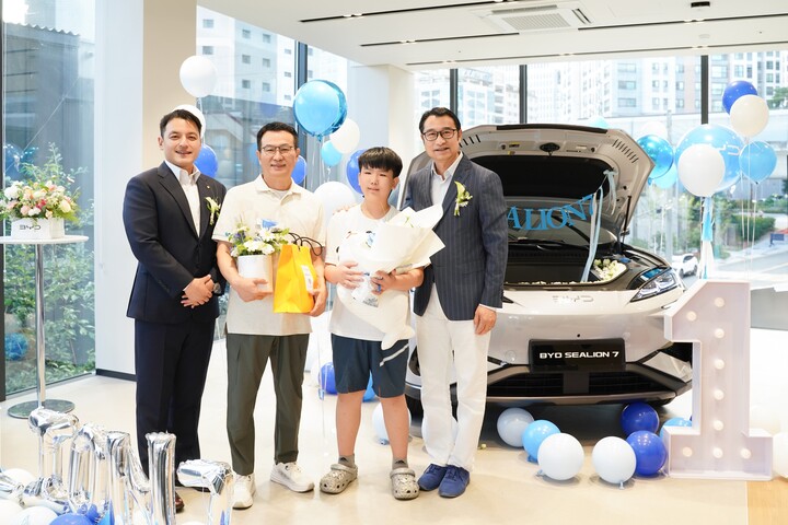 BYD코리아가 10일 부산 동래 전시장에서 씨라이언 7의 첫 출고식을 진행했다. (왼쪽부터) DT네트웍스 권혁민 대표이사, 씨라이언 7 첫번째 고객 가족, BYD 아/태 자동차 영업사업부 류쉐량 총경리. [사진=BYD코리아]