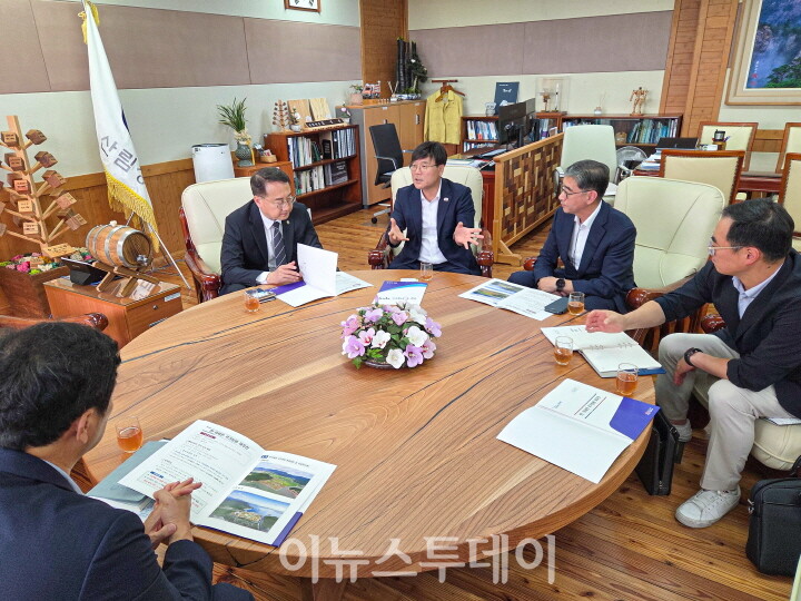 변광용 거제시장, 산림청 방문[사진=거제시]