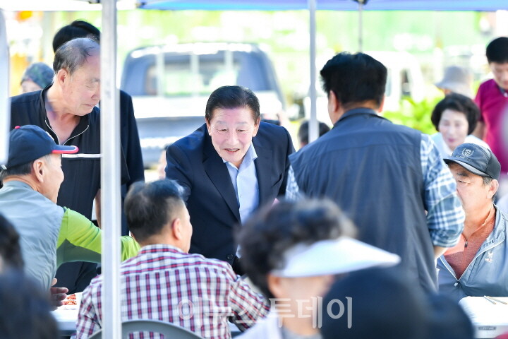 조근제 함안군수가 군민들을 만나고 있다.[사진=함안군]