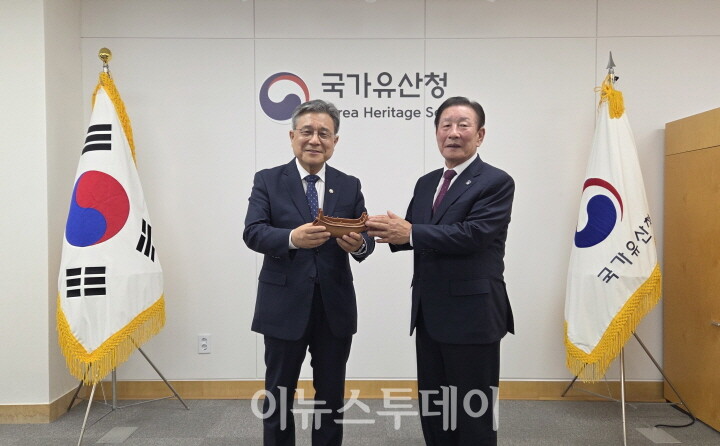 허민 국가유산청장을 방문한 조근제 군수(우)[사진=함안군]