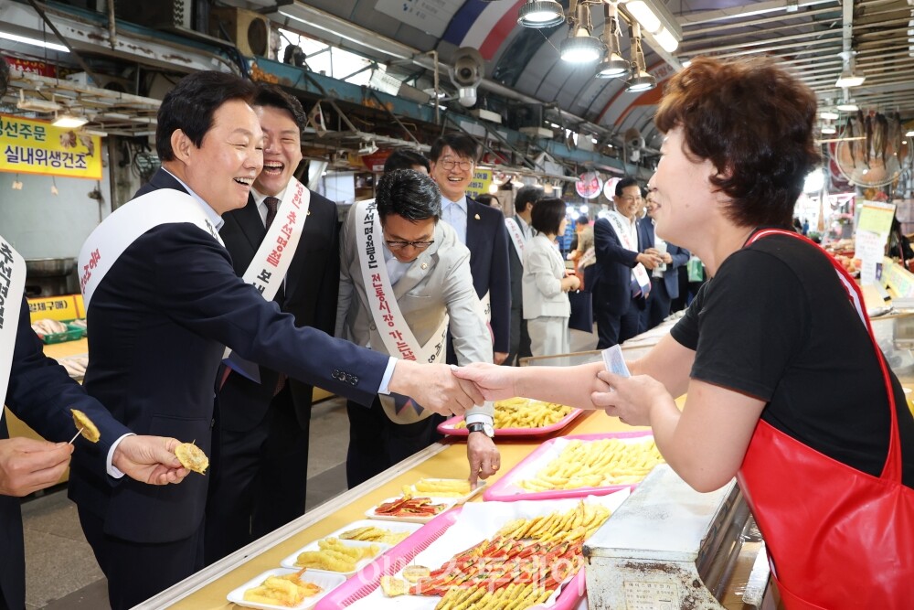 박완수 경남도지사, 김해 동상시장 방문 [사진=경상남도]