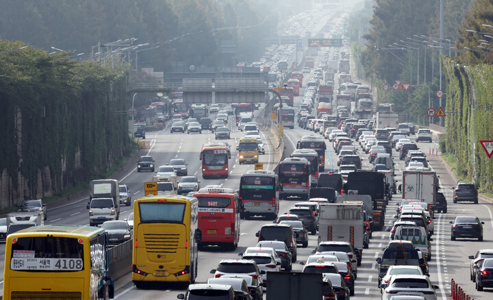 2일 서울 서초구 잠원IC 인근 경부고속도로 하행선이 귀성 차량으로 정체를 빚고 있다. [사진=연합]