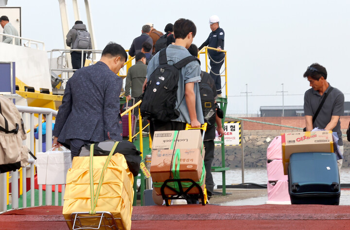 추석 연휴를 앞둔 2일 오전 인천 중구 인천항 연안여객터미널에서 고향 섬으로 가는 귀성객들이 여객선에 승선하기 위해 이동하고 있다. [사진=연합뉴스]