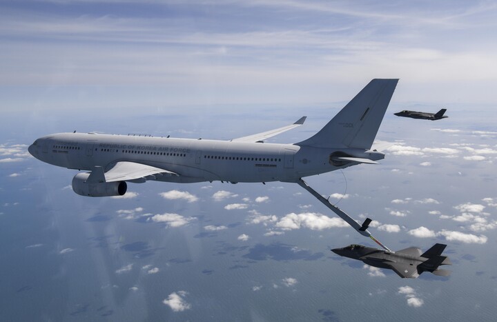 공군의 KC-330 공중급유기가 붐을 이용해 F-35A 전투기에 공중급유를 하고 있다. [사진=공군]