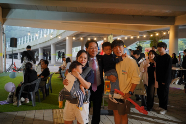 유정복 시장, 축제 현장을 방문해 시민들과 기념촬영을 하고 있다. [사진=인천시]
