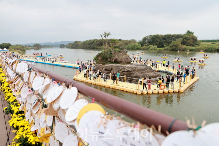 솥바위 인파[사진=의령군]