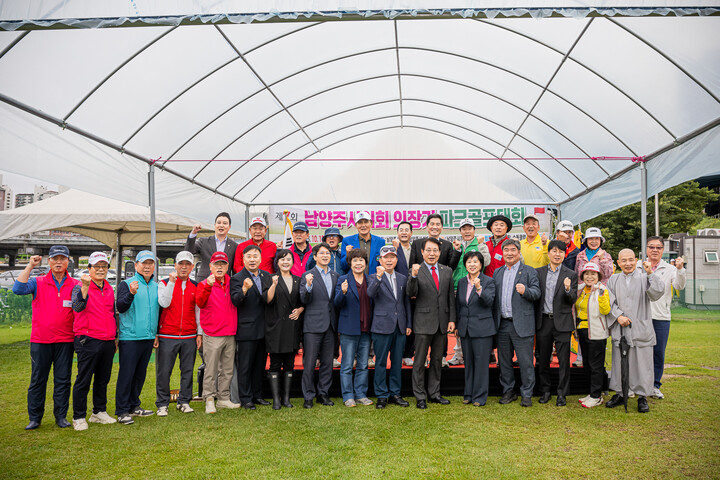 조성대 남양주시의회 의장과&nbsp; 단체로 기념촬영을 하고 있다. [사진=남양주시의회]