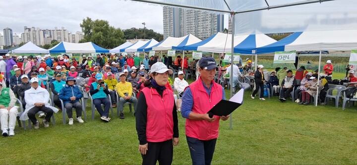 와부클럽 홍명희 이덕영 선수가 대표로 선수 선서를 하고 있다. [사진=정향순 기자]