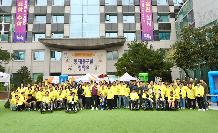빗썸나눔이 지난 18일 서울 동대문구청 광장에서 지역 내 장애인과 가족, 비장애인 주민 등 약 150명이 참여한 ‘장애인·비장애인 어울림 체육대회’를 개최했다. [사진=빗썸]