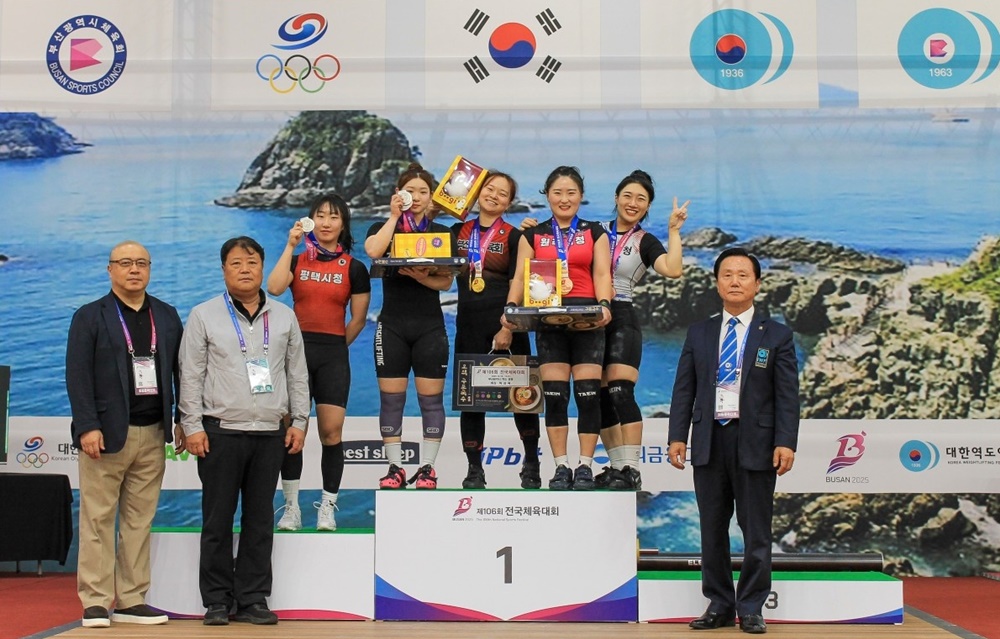 수상대에서 은메달을 걸고 선수들과 기념사진 찍는 손아영 선수(수상대 왼쪽 1번째). [사진=평택시]