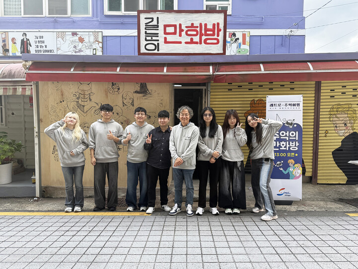 레트로 공간2-프로젝트를 추진한 윤기헌(왼쪽 다섯 번째) 교수와 학생들 [사진=부산대]
