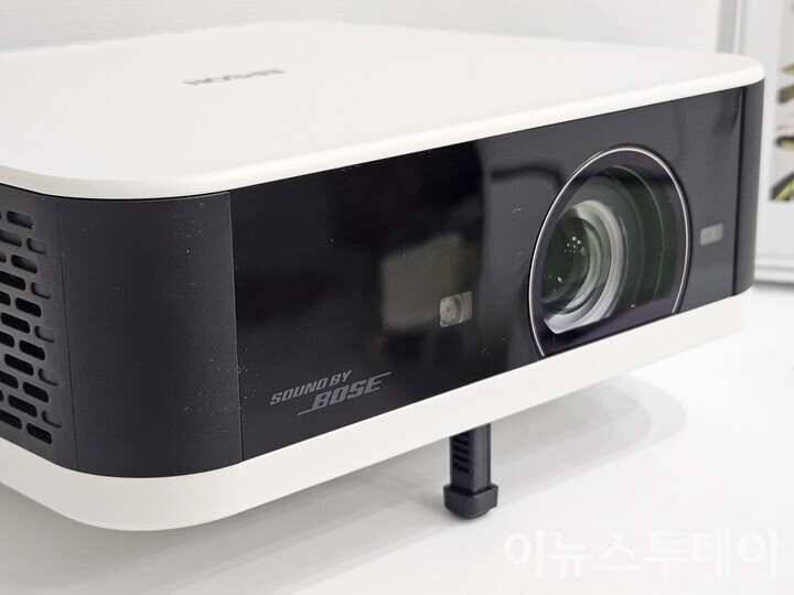 ‘보스(Bose)’ 사운드가 적용된 엡손 EF-61W. [사진=김진영 기자]